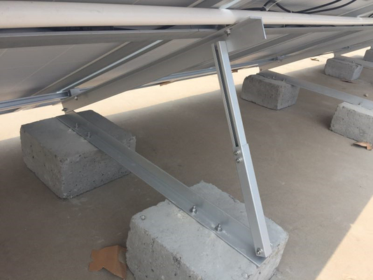 平屋根太陽取付けシステム太陽電池パネルの固定は太陽電池パネルの傾きの取付金具をかっこに入れる